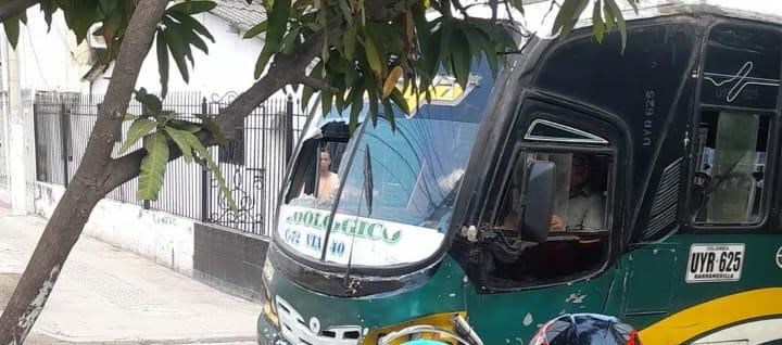 Bus de Lolaya tras recibir los impactos de bala.