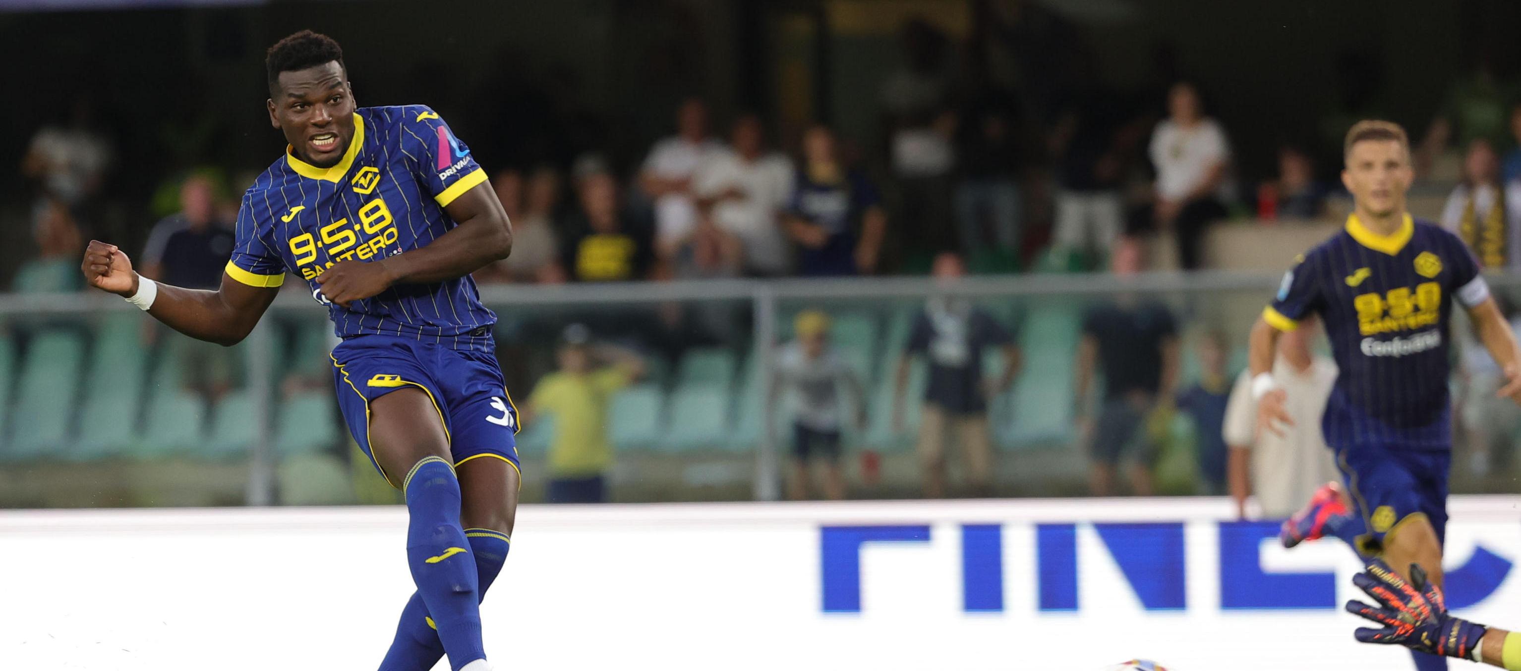 El colombiano Daniel Mosquera marca el 2-0 del Hellas Verona ante Nápoles.