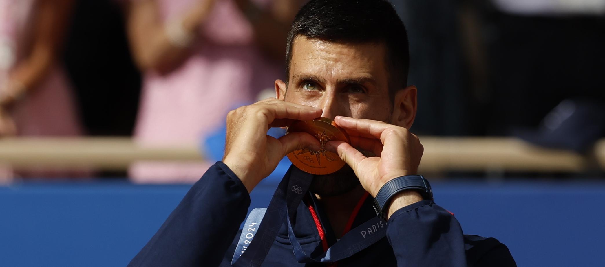 El serbio Novak Djokovic besa su medalla de oro. 