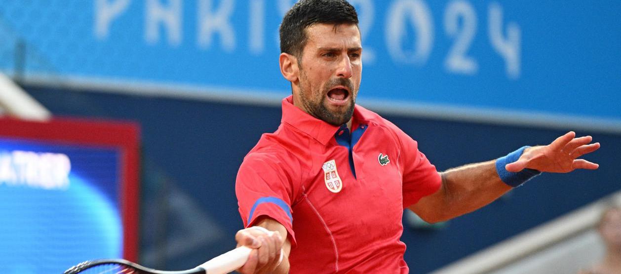 Novak Djokovic durante el juego contra Lorenzo Musetti.