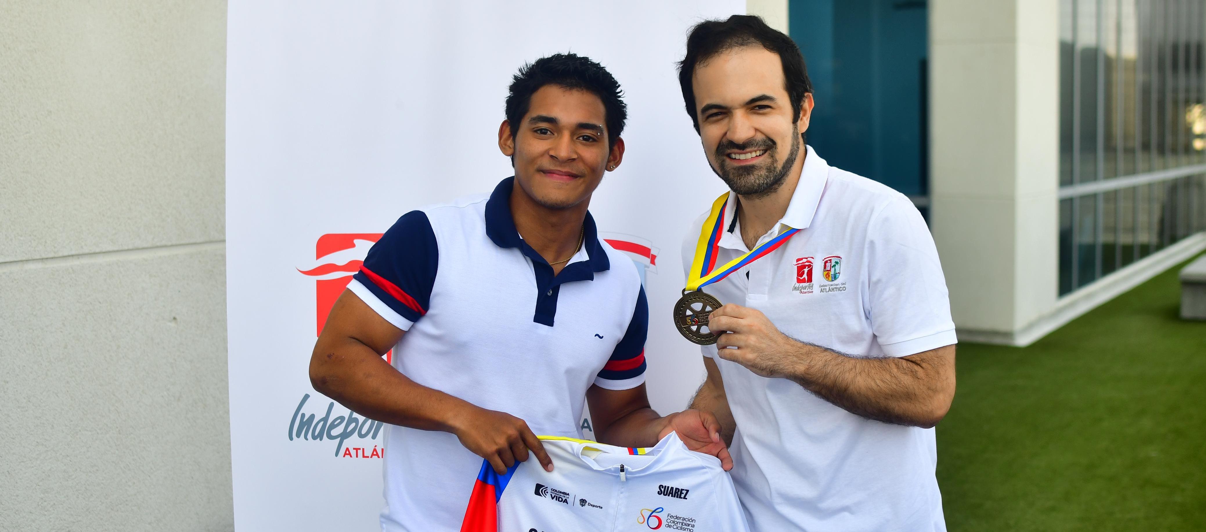 Nicolás Olivera con Iván Urquijo, director de Indeportes Atlántico.
