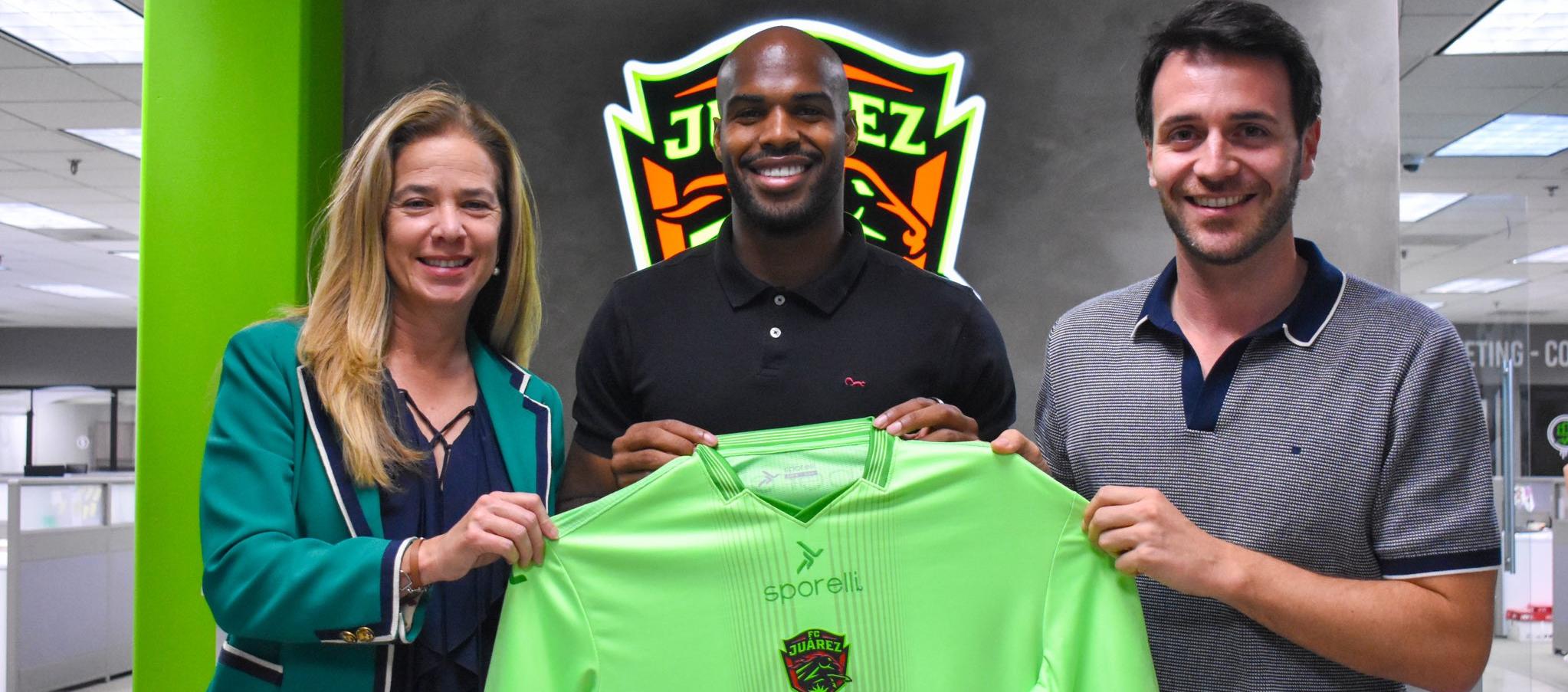 Óscar Estupiñán en su presentación oficial como nuevo jugador del Juárez FC.