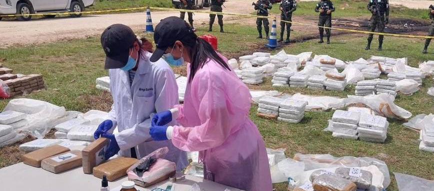 Autoridades destruyen el cargamento.