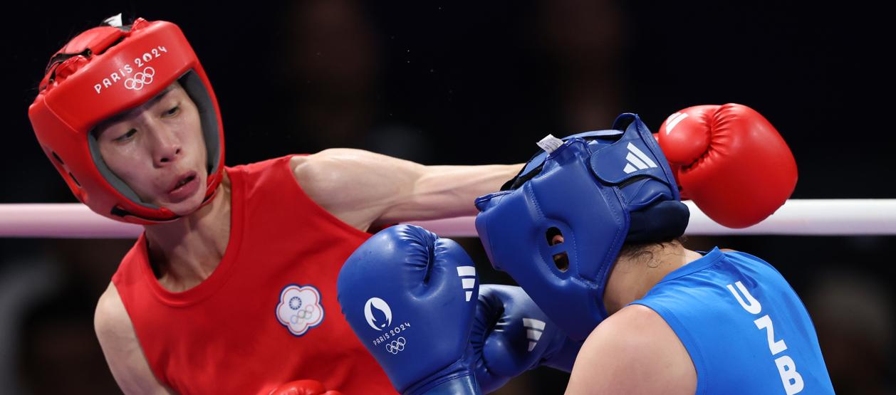 Yu Ting Lin (rojo) durante su combate contra la uzbeca Sitora Turdibekova. 