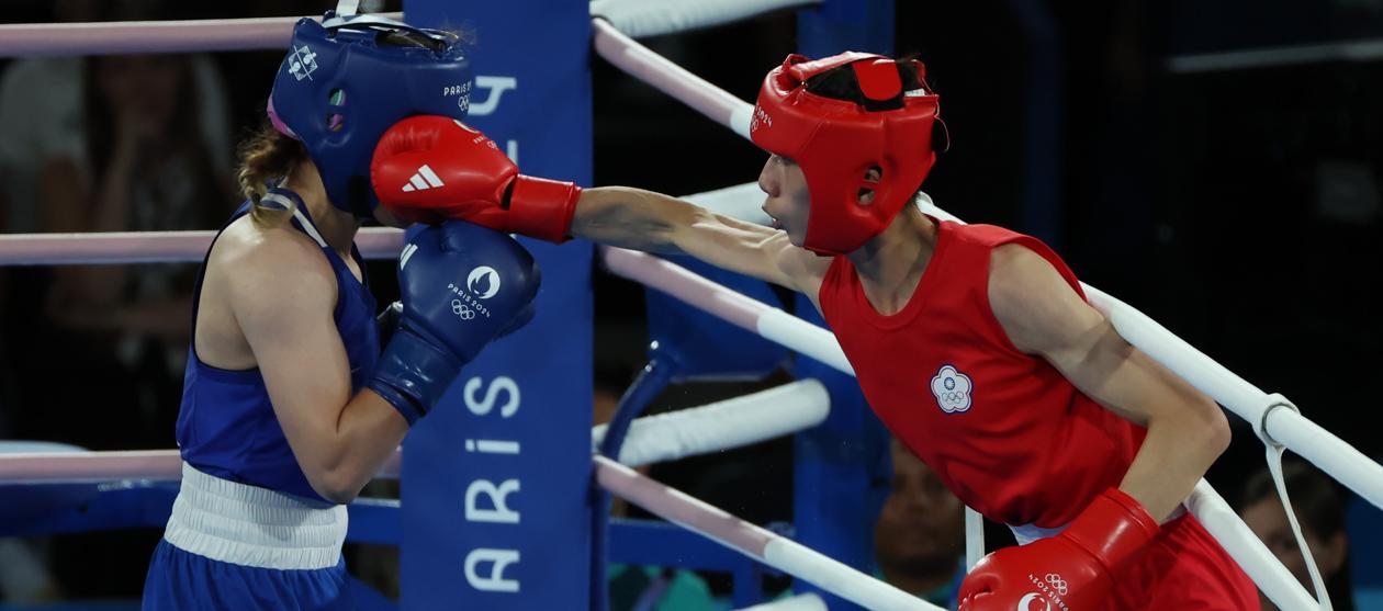 Lin Yu-Ting (de rojo) durante su combate contra la turca Esra Yildiz Kahraman.