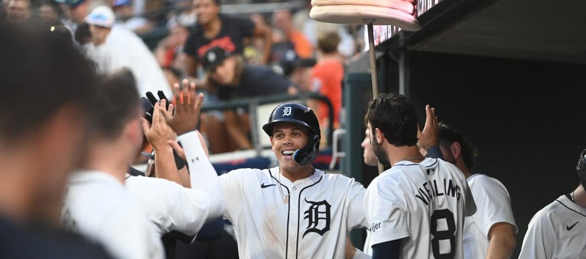 Gio Urshela es felicitado en el dugout por sus compañeros tras batear jonrón. 