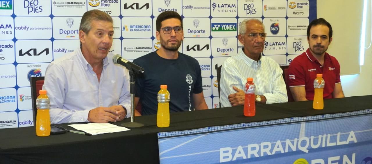 Jhan Fontalvo, Daniel Trujillo, Juan Abuchaibe e Iván Urquijo durante el lanzamiento del WTA 125 de tenis. 