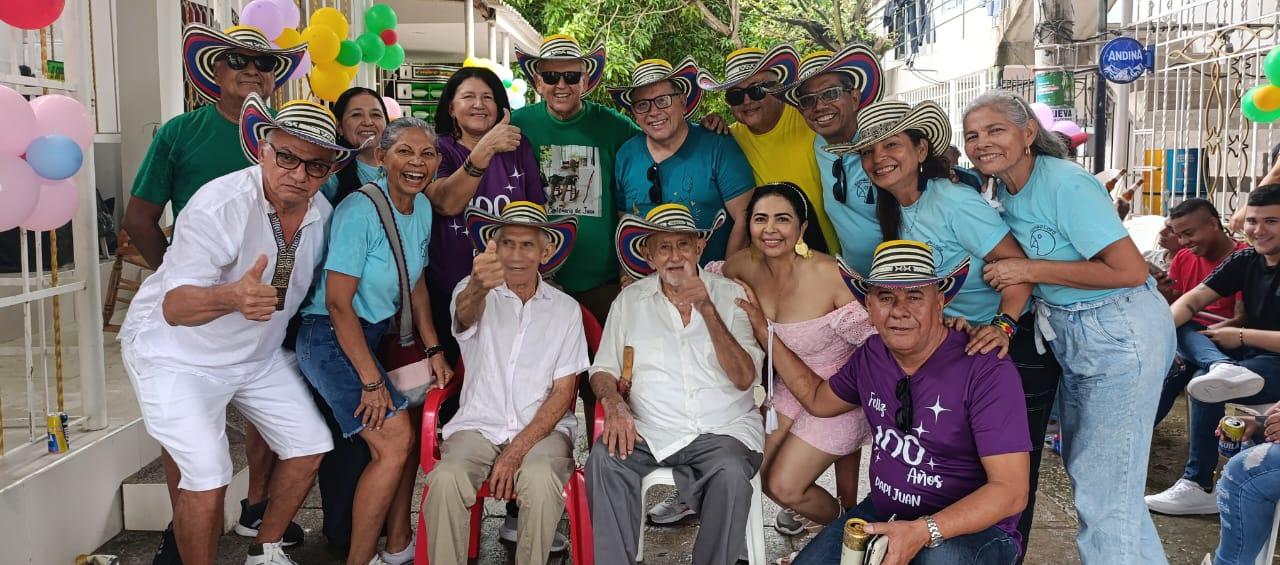 Juan Alberto Alfaro Castellar rodeado de sus familia. 