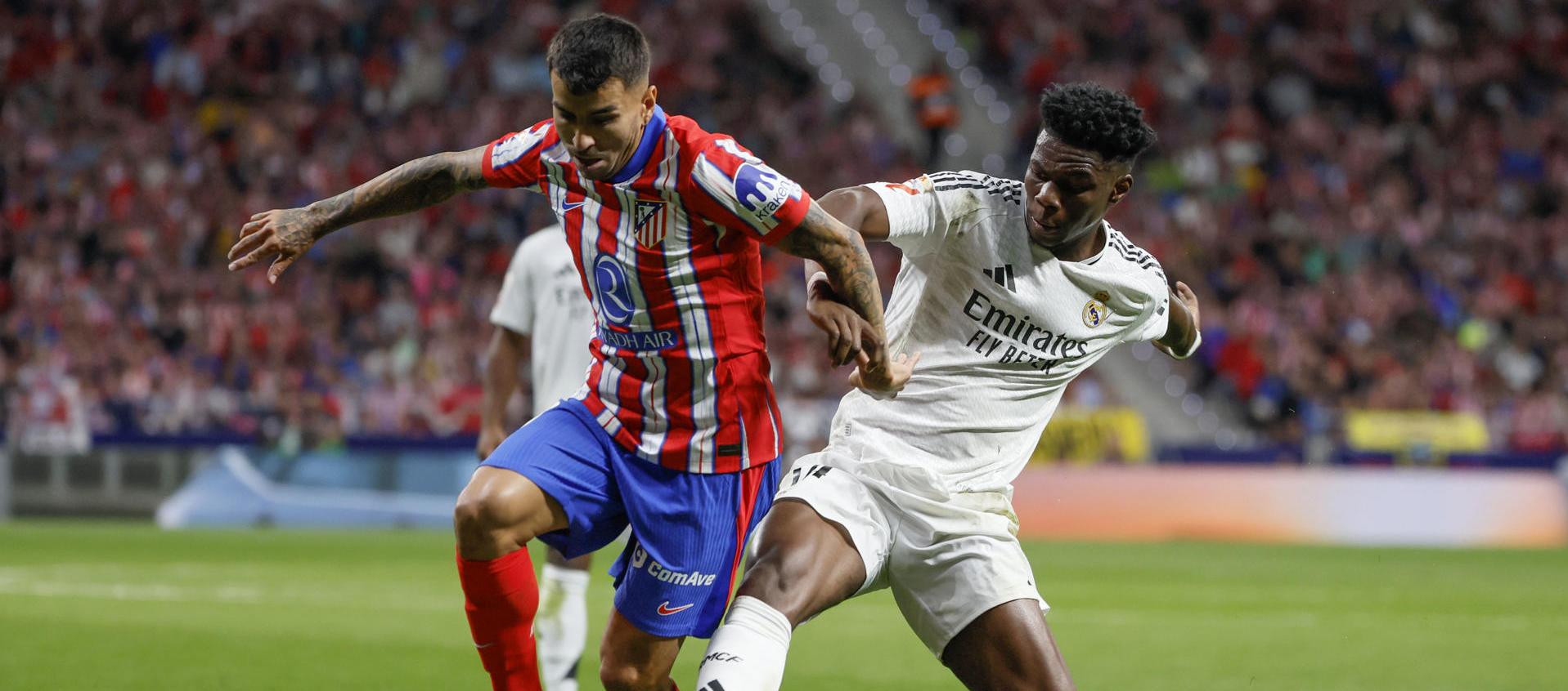 Disputa por el balón entre Ángel Correa y Aurélien Tchouaméni.