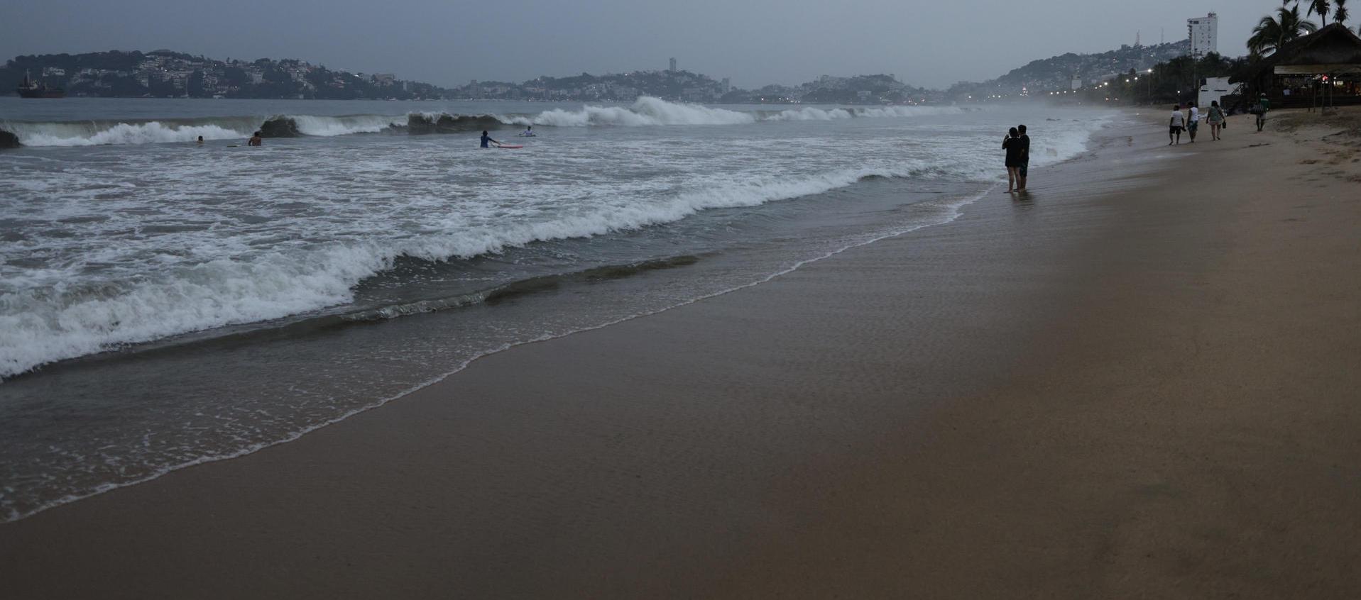 Fuerte oleaje en una playa.