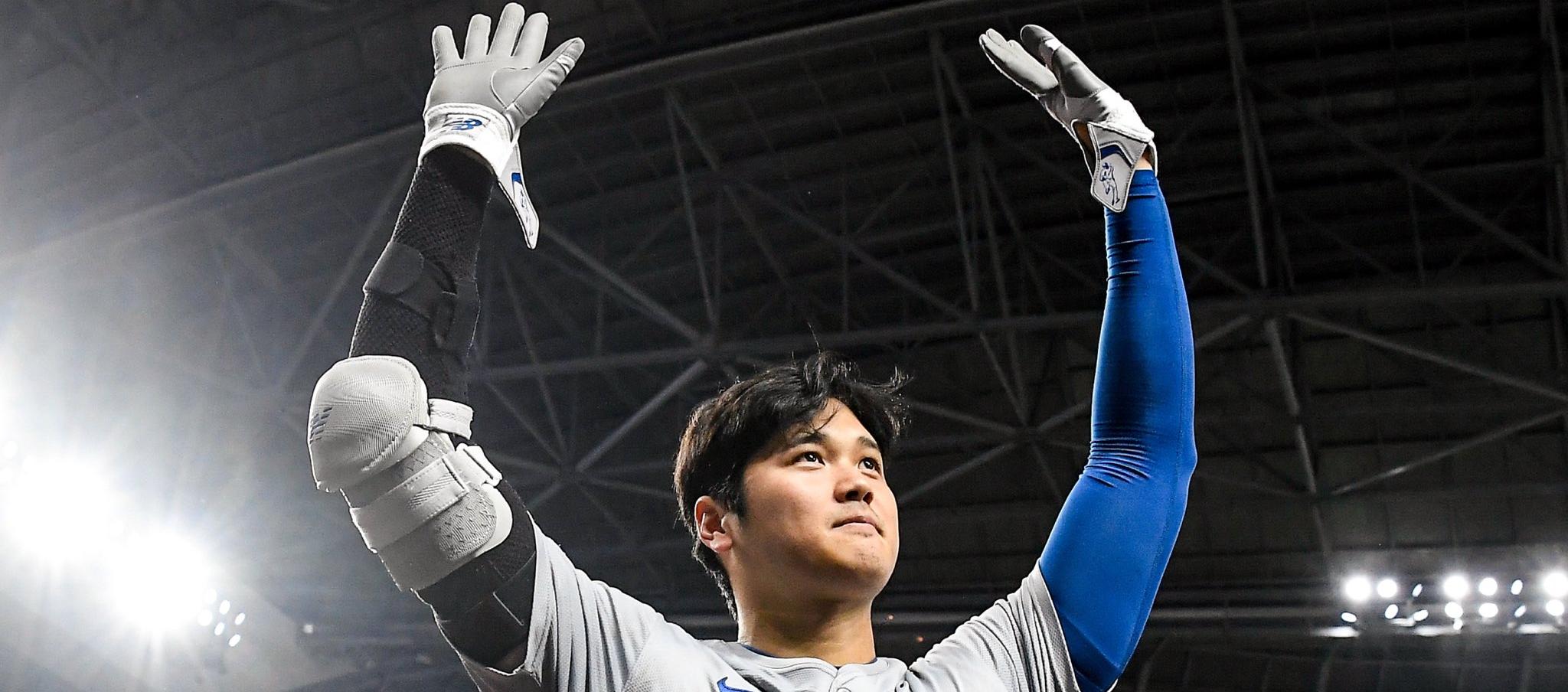 Shohei Ohtani recibe la ovación de los fanáticos en la séptima entrada. 