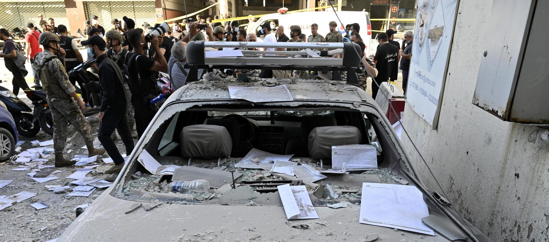 Carro destrozado por los ataques de Israel.