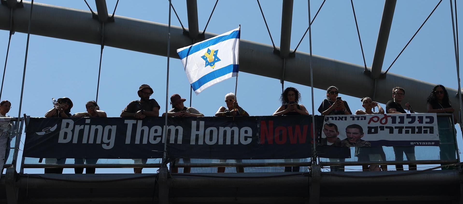 Manifestantes apoyando a familias de rehenes israelíes retenidos por Hamás en Gaza.