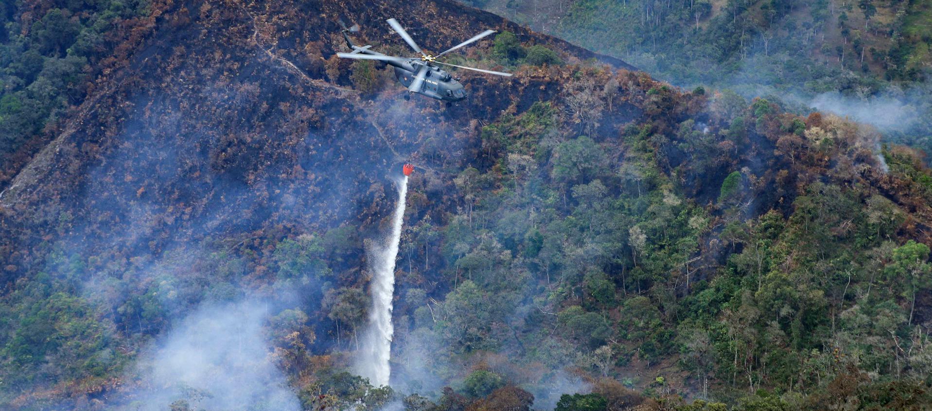 Desplazamiento de un helicóptero con sistema Bambi bucket en la zona Amazonas del Perú.
