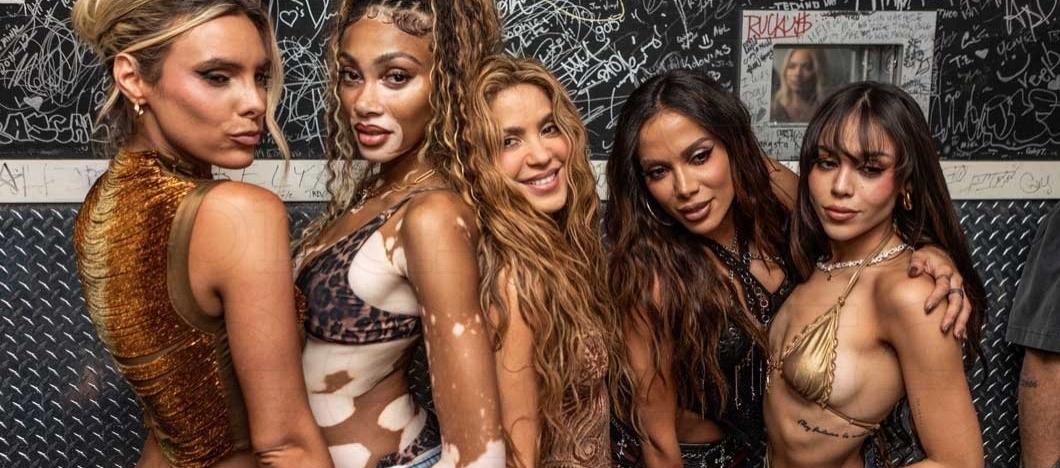 Shakira junto a Winnie Harlow, Lele Pons, Anitta, Danna Paola.