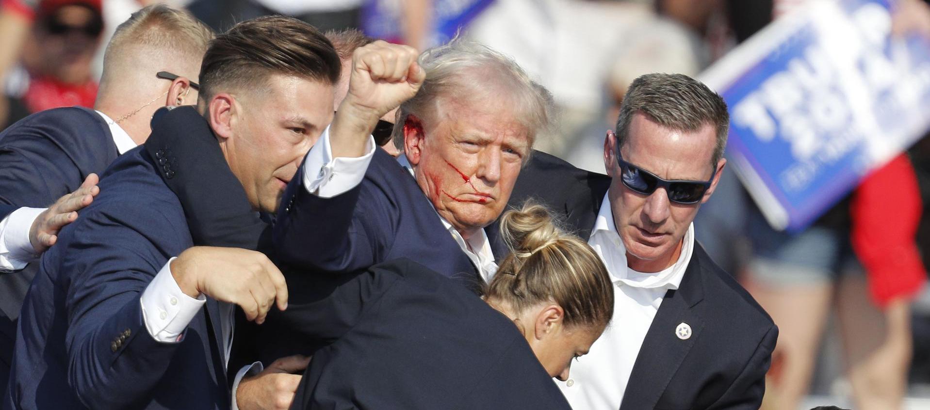 Donald Trump junto a agentes del Servicio Secreto tras el atentado.