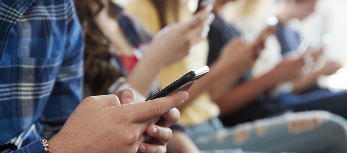 El material íntimo normalmente lo viralizan y muchos lo ven a través de sus celulares. 