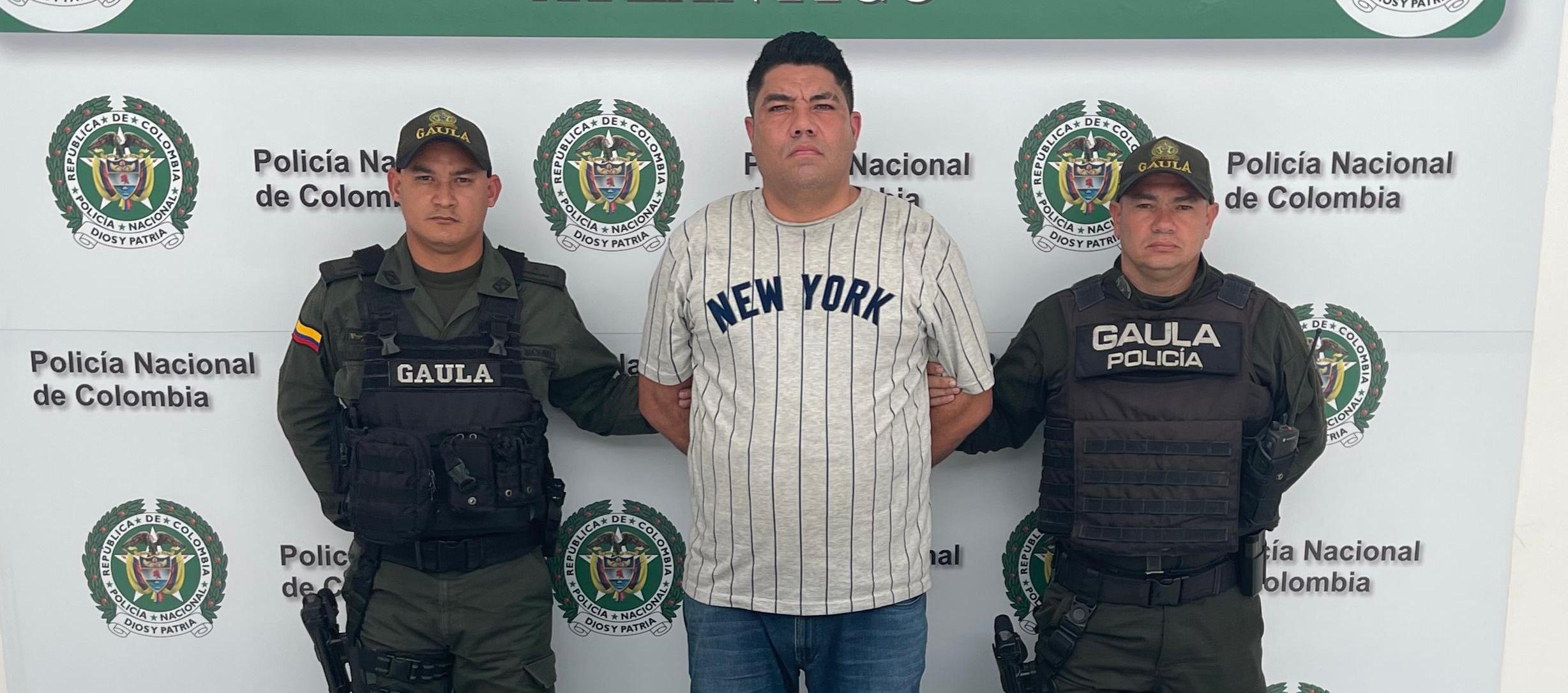 Alias 'Edwin' y los elementos incautados.