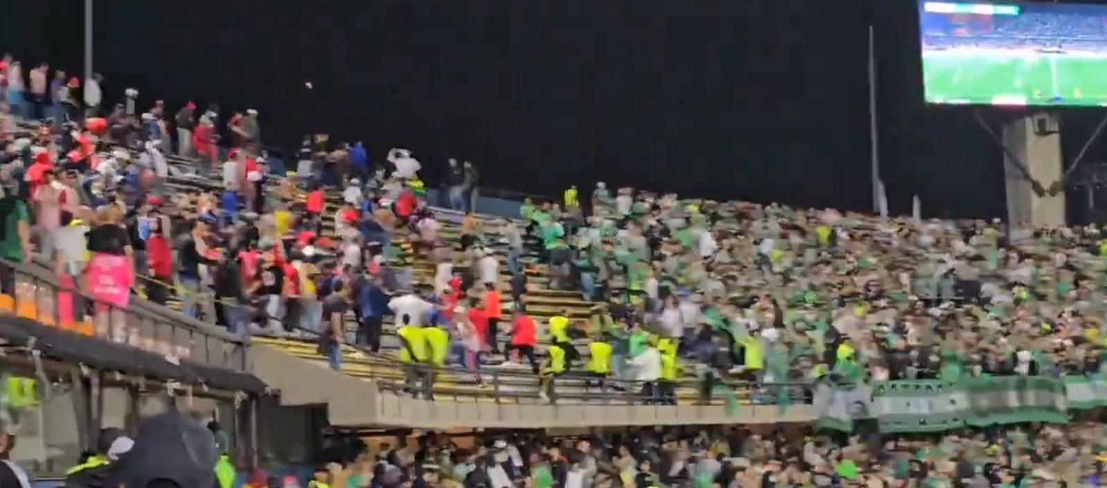 Riña entre barras de Nacional y Junior.