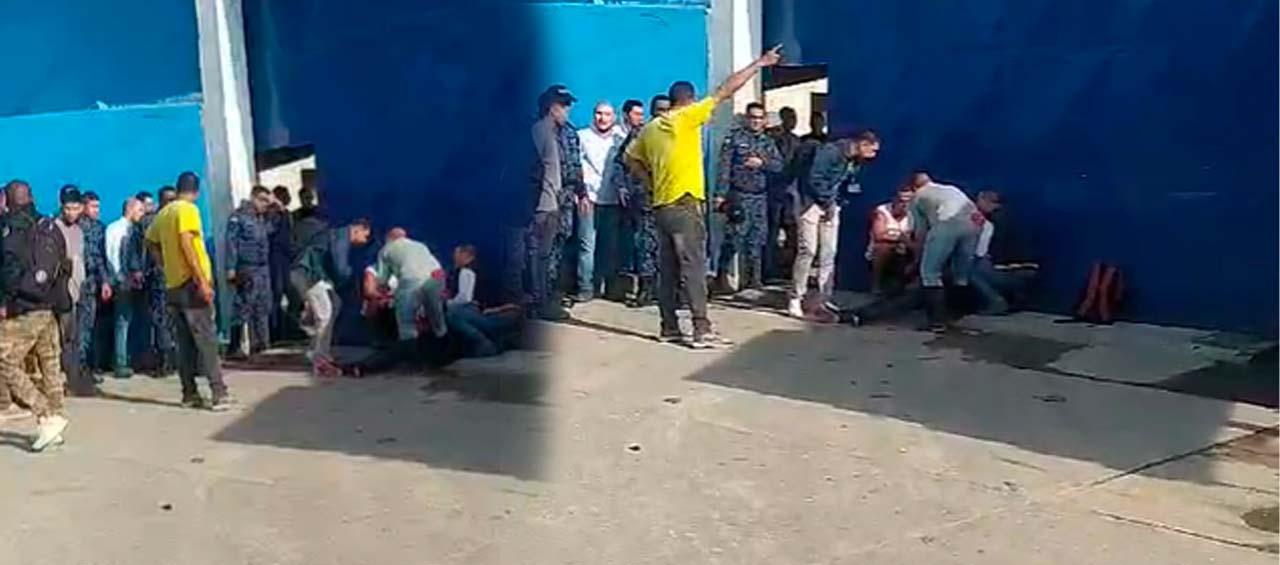 El obrero cuando era auxiliado tras haber sido atacado a bala. 