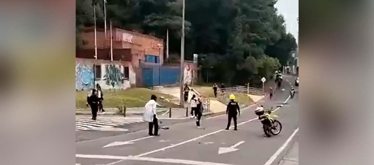 Momento del ataque a los policías en Bogotá. 