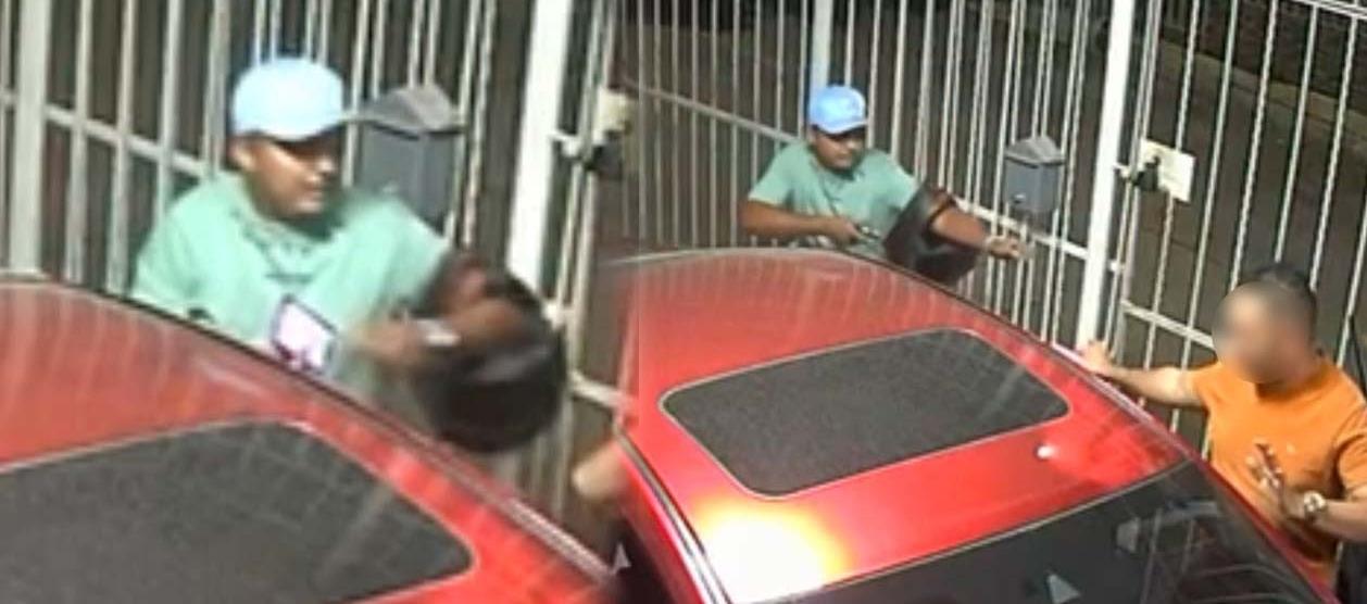 Momento en que el delincuente atracó al comerciante. 