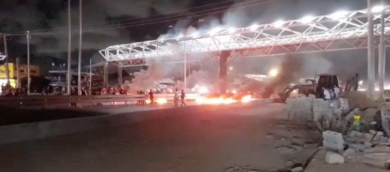 Bloqueo en la Circunvalar con carrera 27 en la noche de este lunes. 