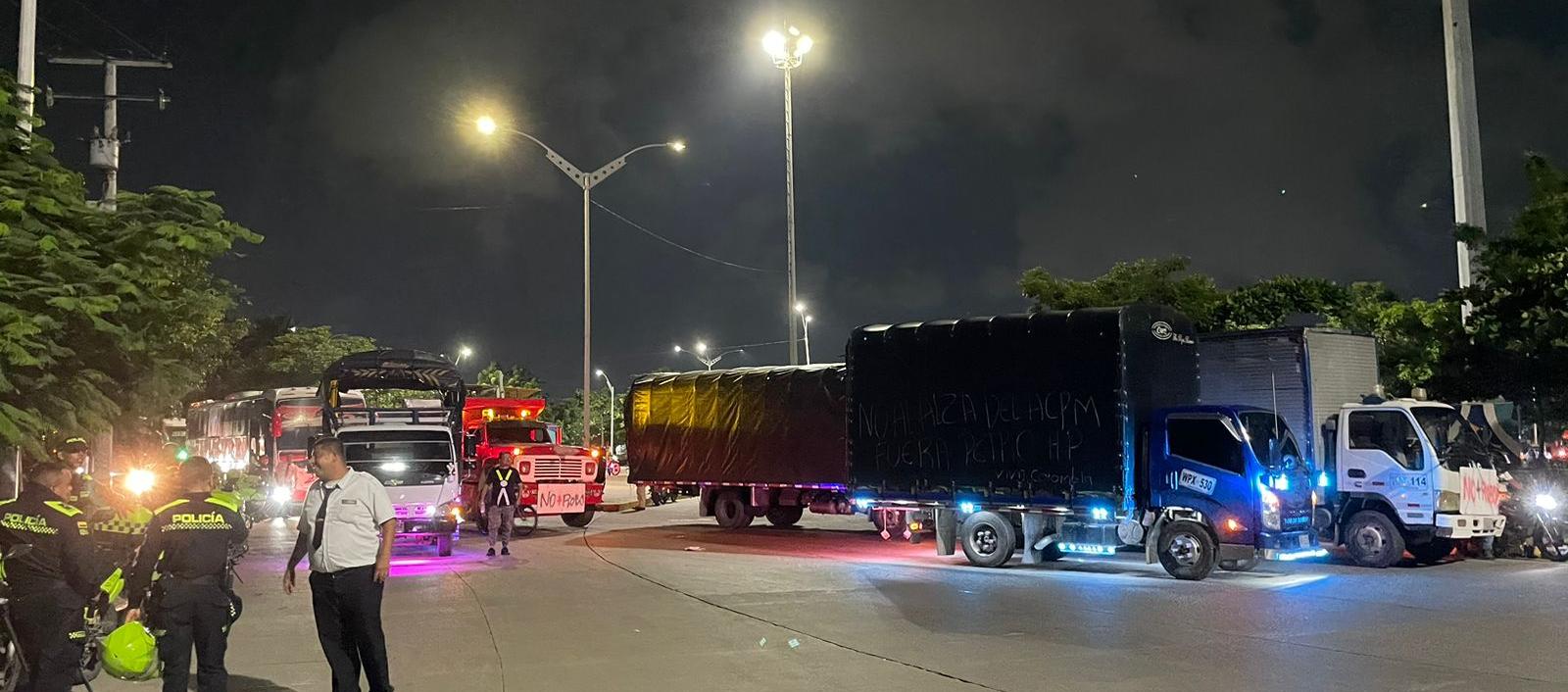 Los camioneros bloquearon en la noche de este miércoles en el bulevar de Simón Bolívar. 