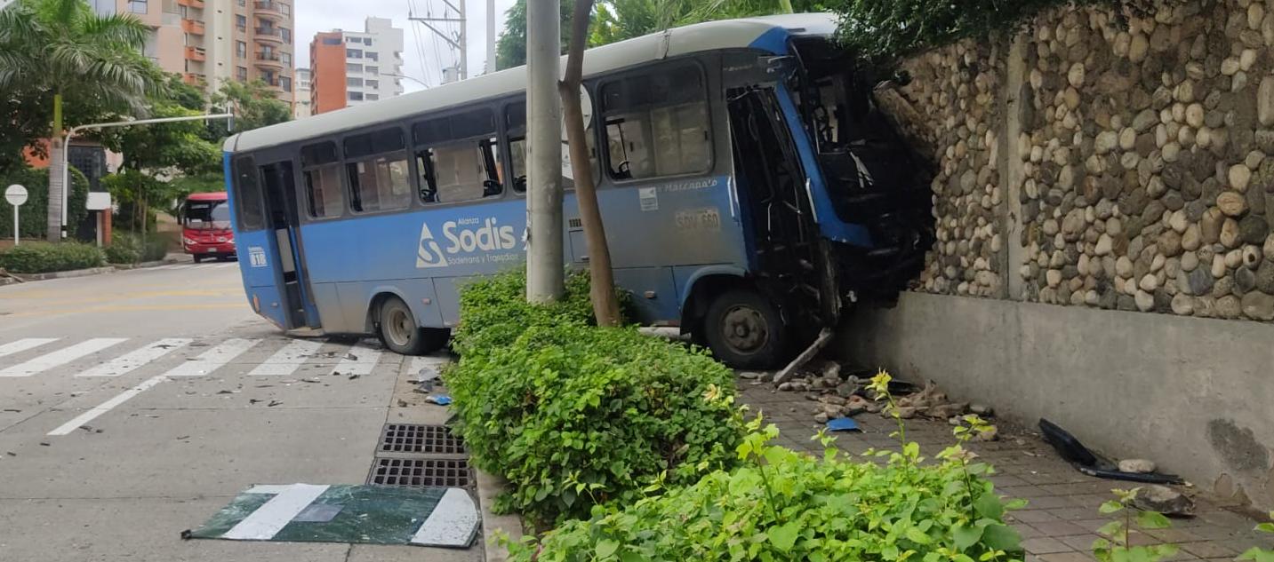 Bus chocó contra casa en la 84 con 56