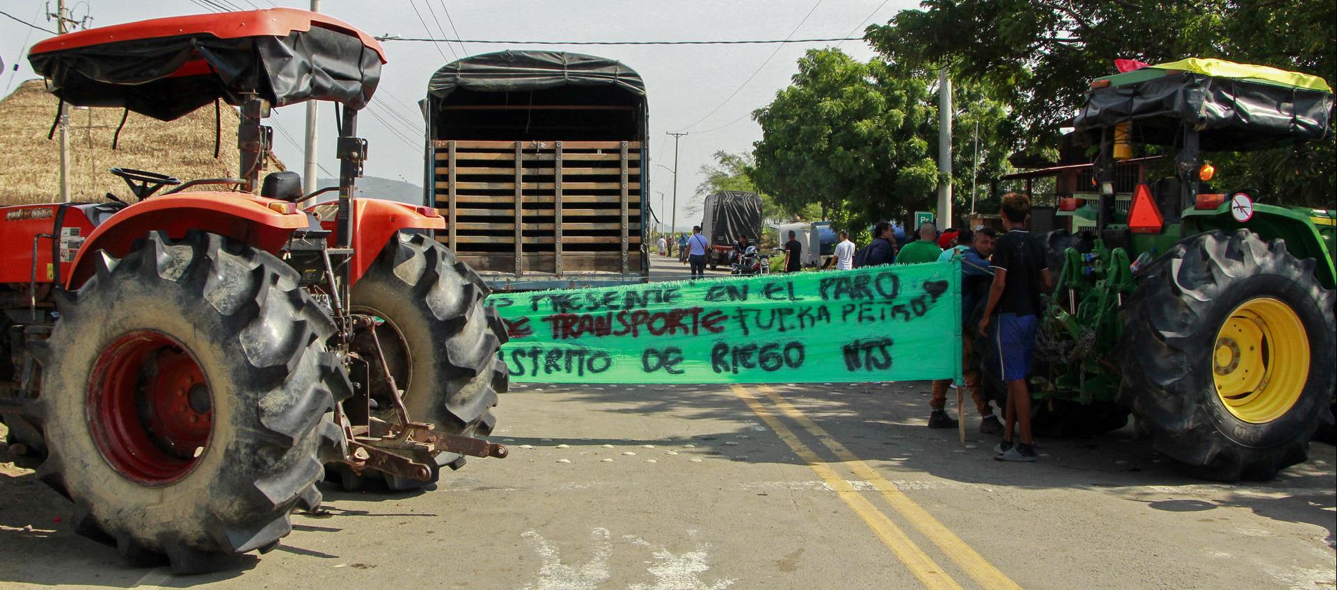  Dos tractores bloquean una vía durante una protesta este martes, en Cúcuta.