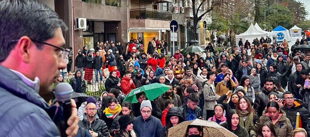 Camilo Romero en celebración del 20 de julio en Buenos Aires.