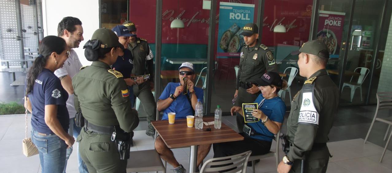 Las autoridades realizando campañas de prevención para la celebración de Amor y Amistad. 