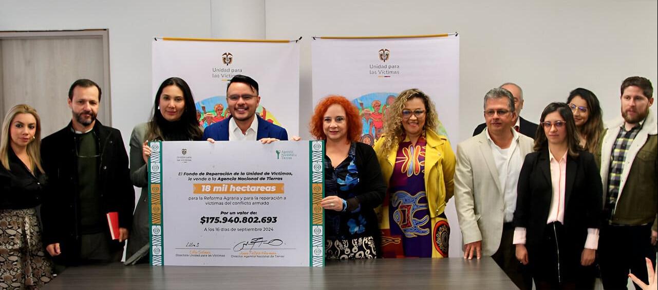 Miembros del Fondo para la Reparación de la Unidad para las Víctimas (FRV) y la Agencia Nacional de Tierras (ANT).