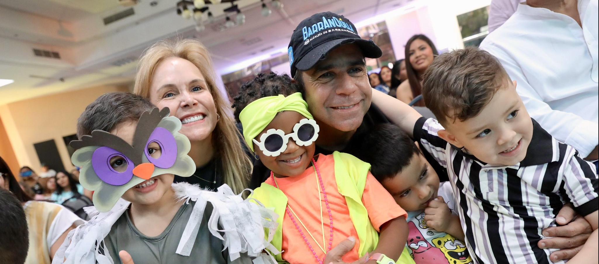 El alcalde Alejandro Char y niños beneficiarios.