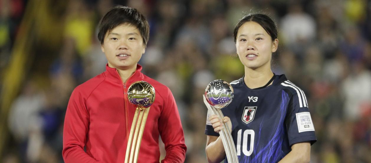 Choe Il Son (izquierda) con el trofeo de mejor jugadora.