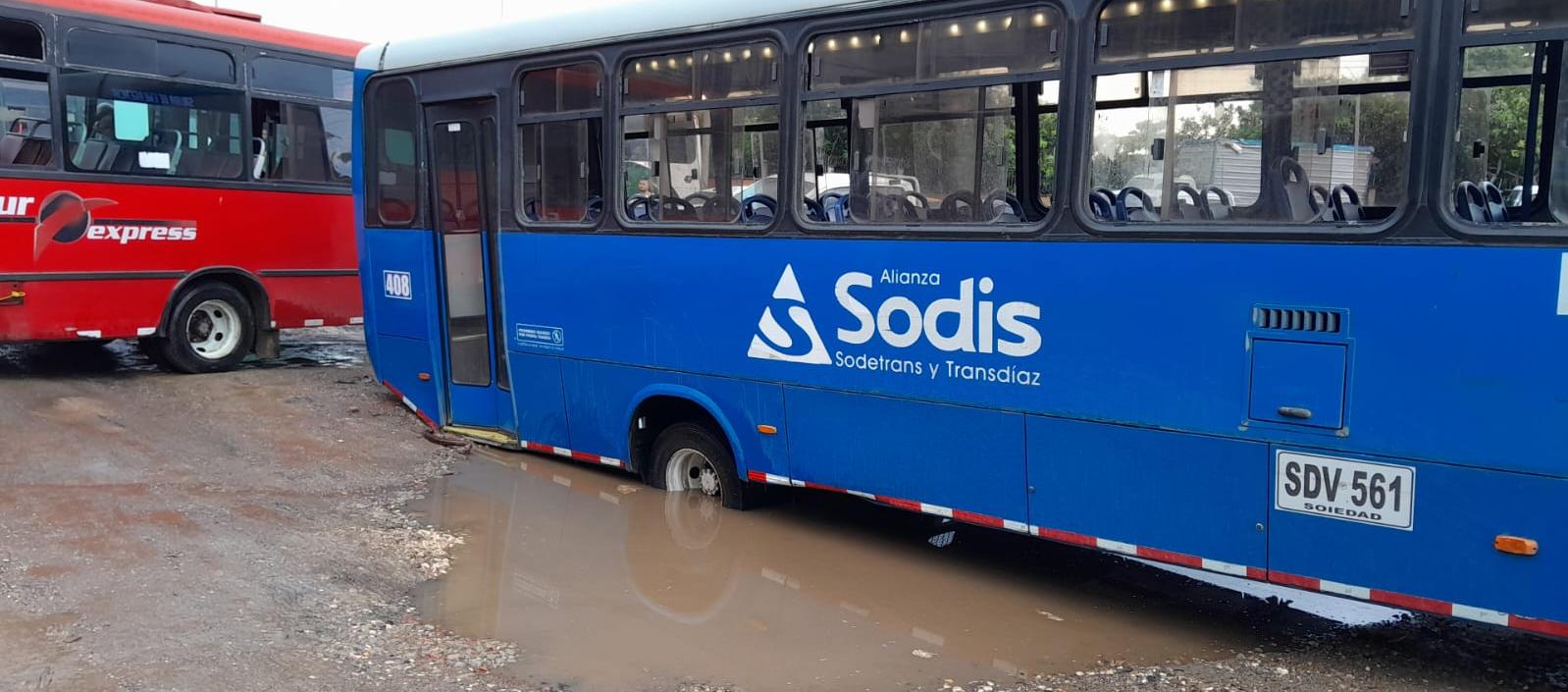 Un bus de servicio público quedó atascado en uno de los huecos de la Circunvalar. 