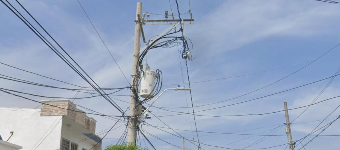 El daño en el servicio de energía a las tres viviendas se origina desde este poste. 
