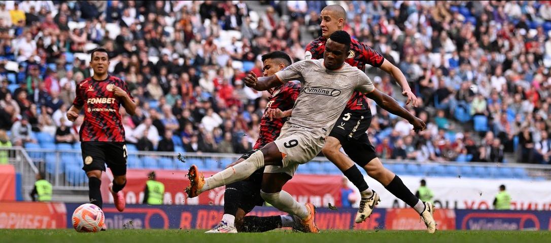 Jhon Córdoba en una acción del juego.