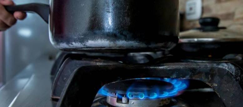 Un millón de familias en riesgo de volver a cocinar con leña por falta de subsidios para gas propano