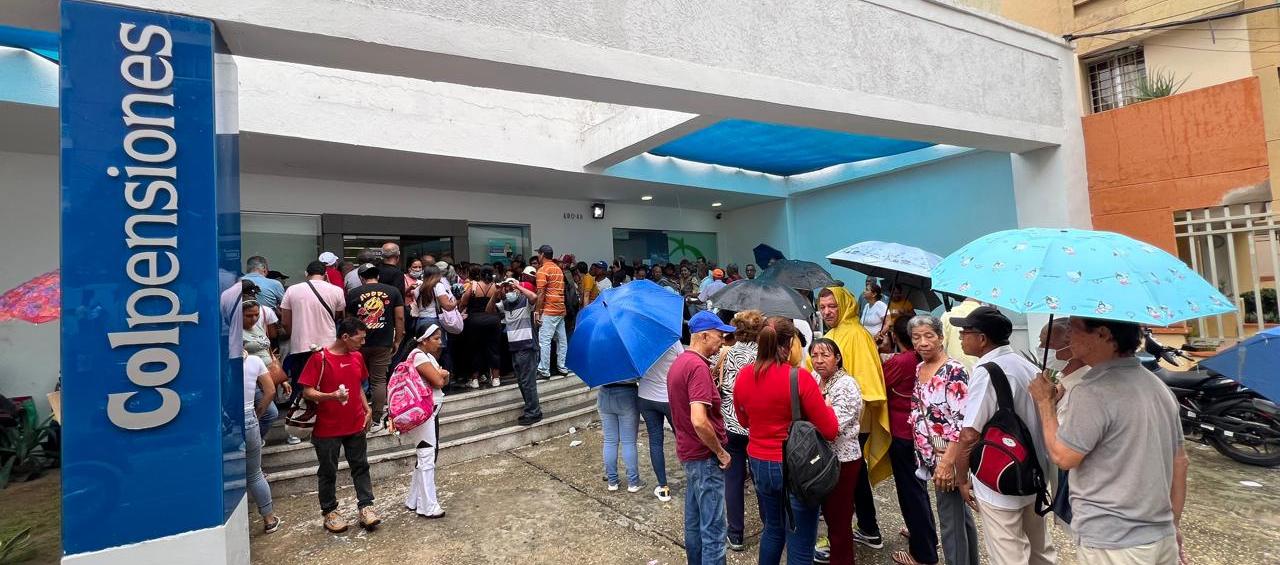Muchos pensionados haciendo filas este lunes en Colpensiones de la calle 82. 