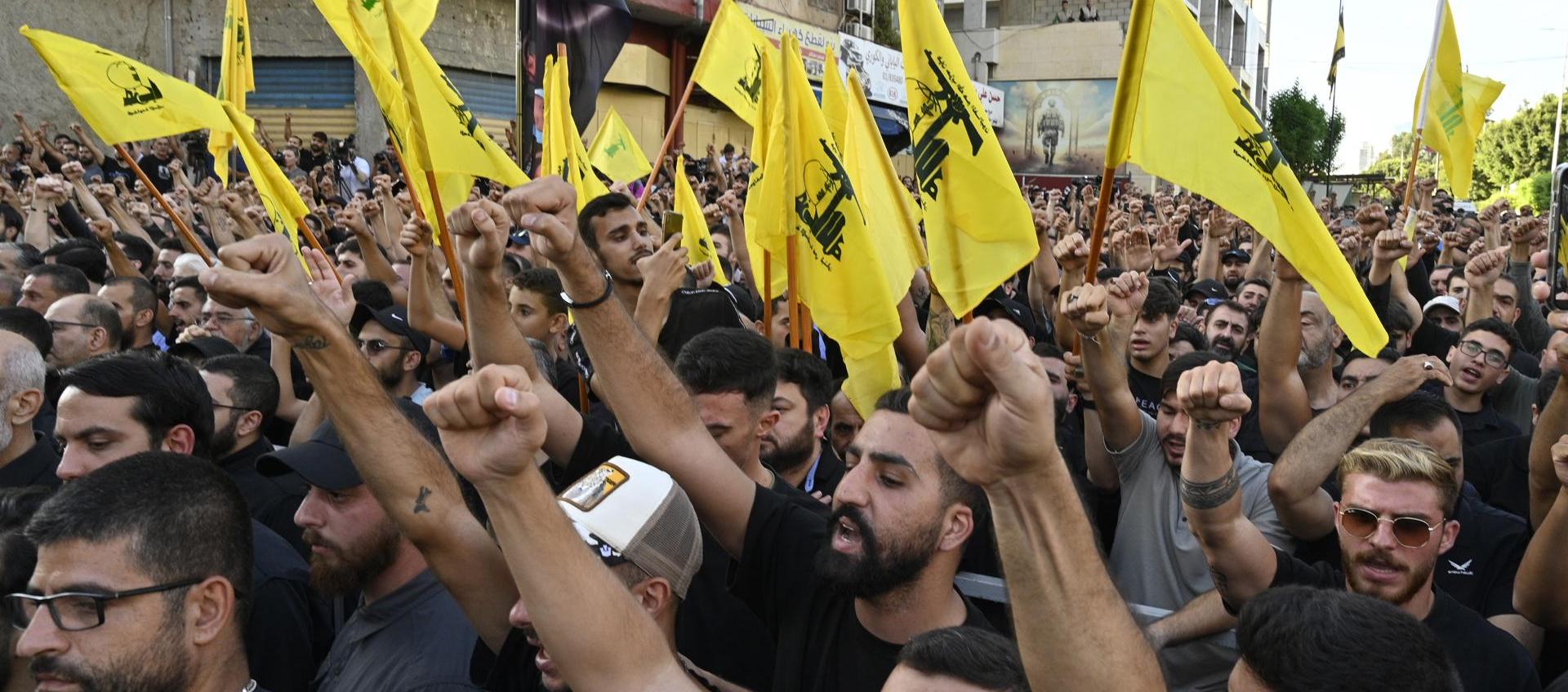 Funeral de tres comandantes de Hizbulá muertos por el bombardeo israelí cerca de Beirut.