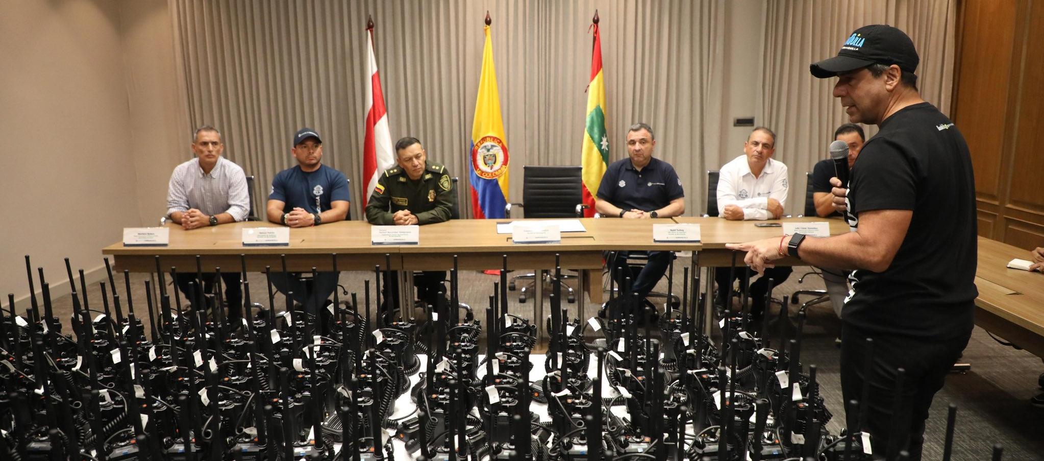 Alejandro Char y la entrega de los equipos tecnológicos a la Policía.