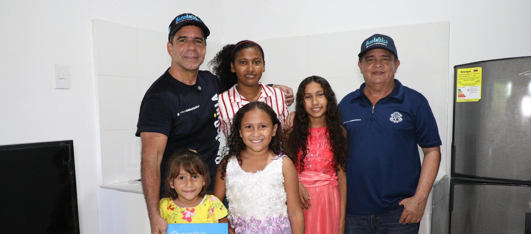 Alcalde Alejandro Char junto a beneficiarios de mejoramiento de vivienda. 