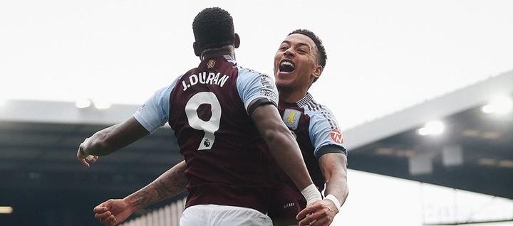 Jhon Jader Duran celebrando su gol con Morgan Rogers.