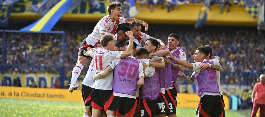 Celebración de gol de los jugadores de River con Borja en el centro.