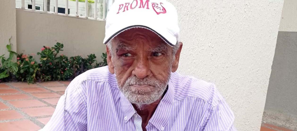 El hombre dice llamarse Carlos Enrique Flores. 