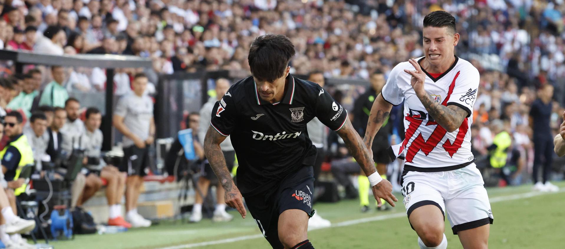 James Rodríguez marcando a un futbolista del Leganés.