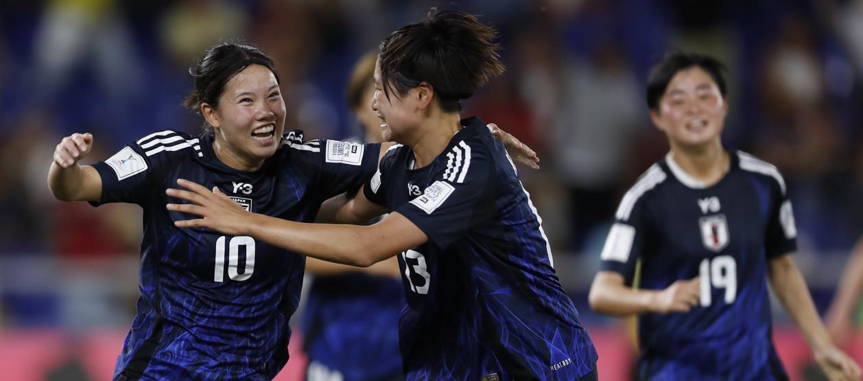 Manaka Matsukubo (izquierda) celebrando uno de sus goles.