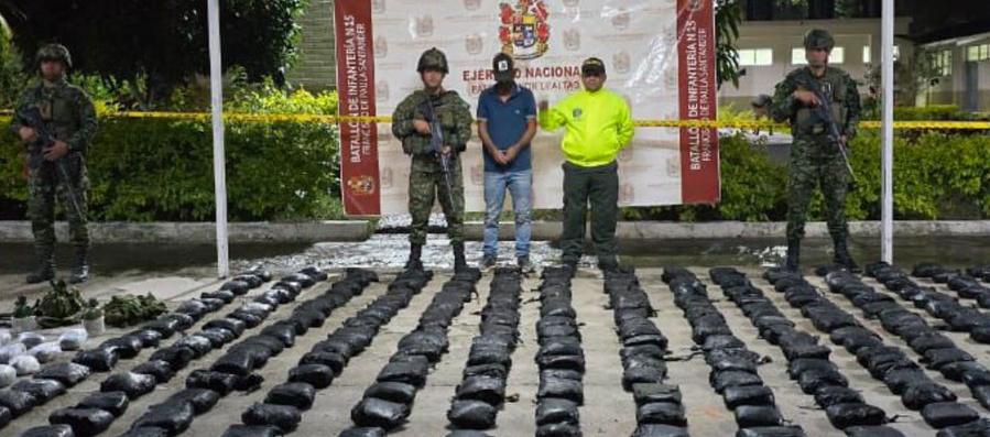 Los uniformados junto al capturado y parte de lo incautado.