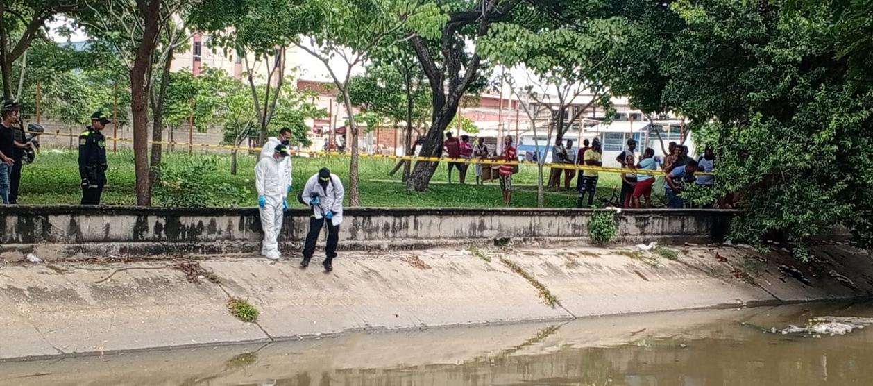 La Sijin de la Policía en el lugar donde fue encontrado el cuerpo. 